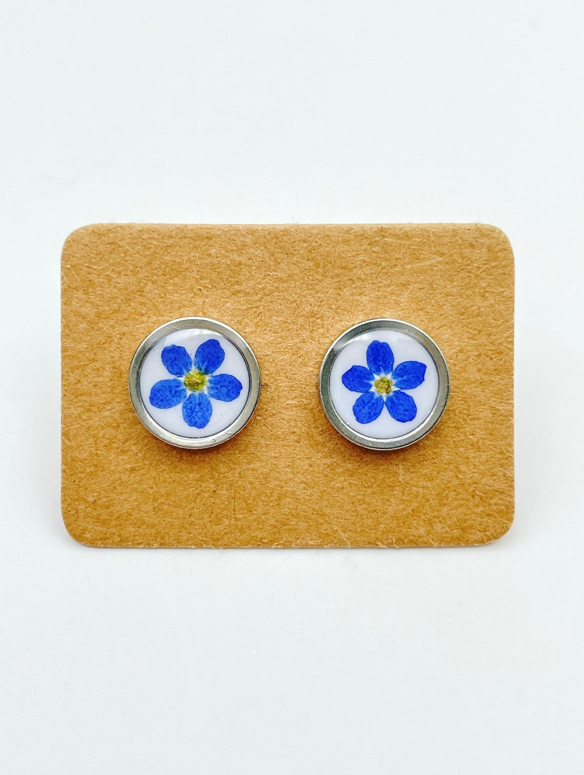 Stud earrings with forget-me-not flowers in 10mm