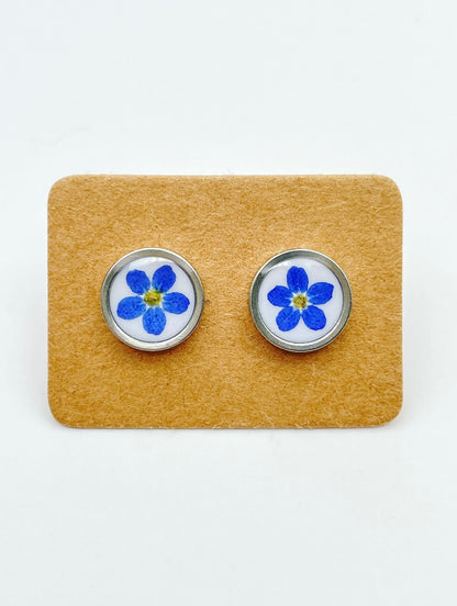 Stud earrings with forget-me-not flowers in 10mm