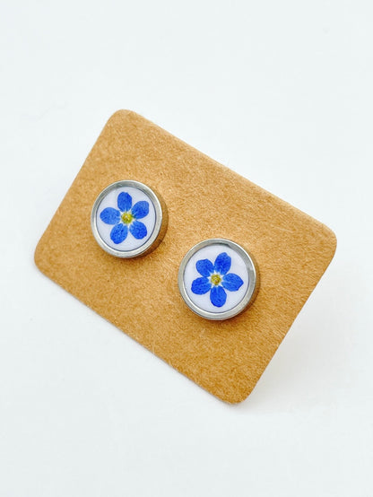 Stud earrings with forget-me-not flowers in 10mm