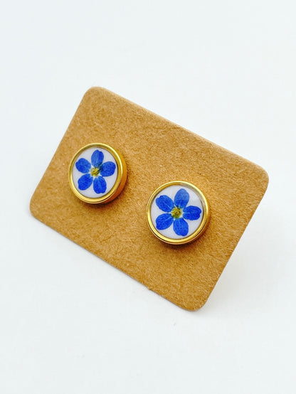 Stud earrings with forget-me-not flowers in 10mm