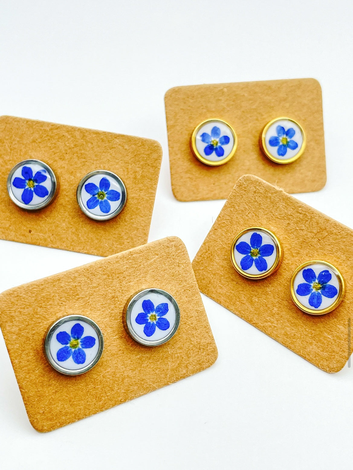 Stud earrings with forget-me-not flowers in 10mm