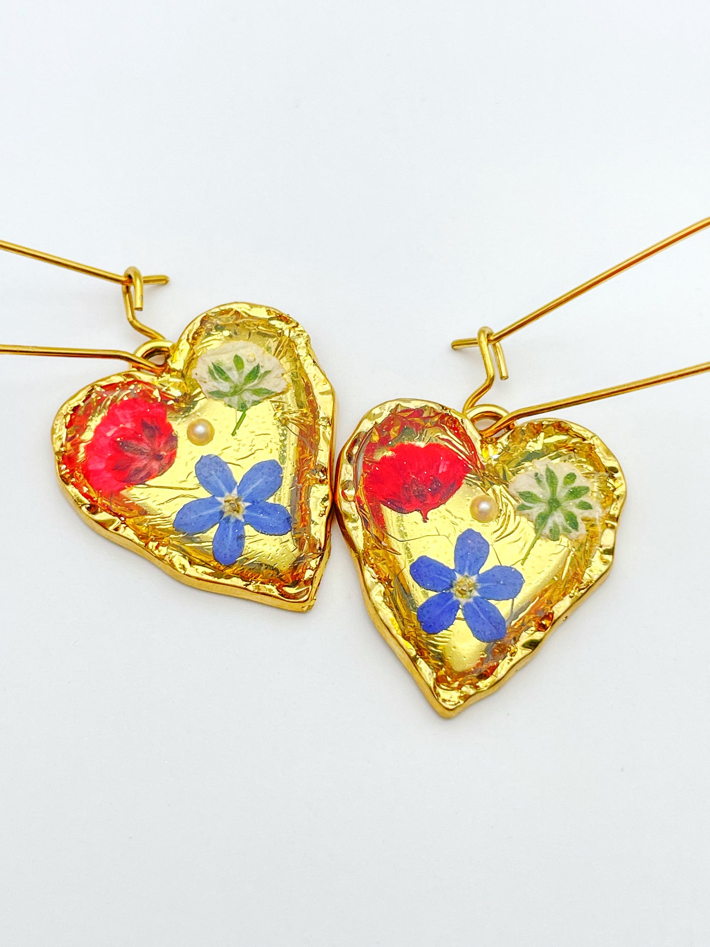 Goldherz-Ohrringe mit Mohn- und blauen Blumen