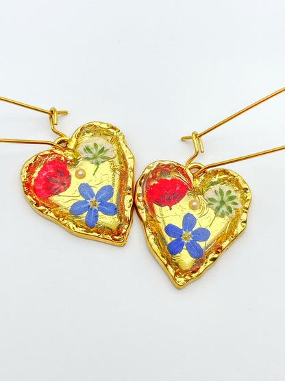 Goldherz-Ohrringe mit Mohn- und blauen Blumen