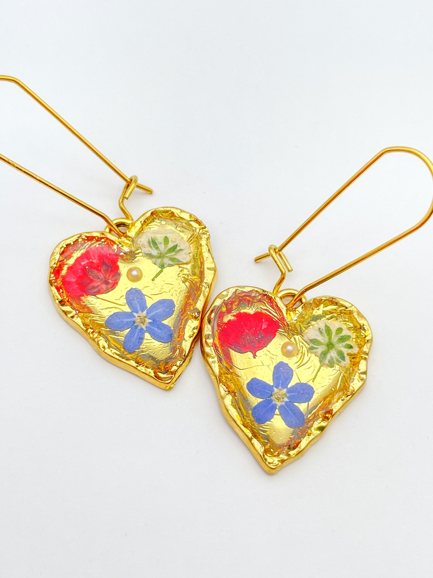 Goldherz-Ohrringe mit Mohn- und blauen Blumen