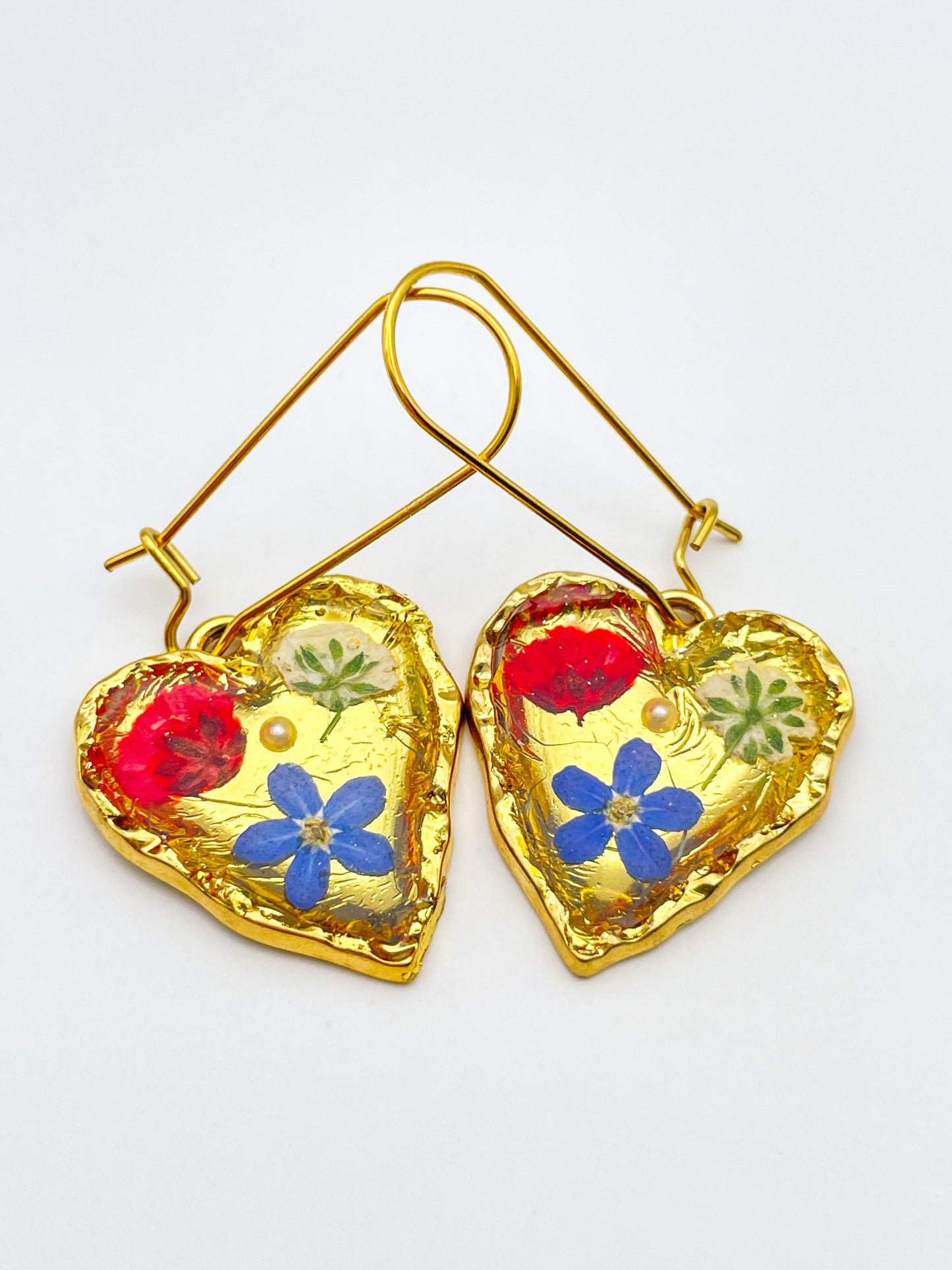 Goldherz-Ohrringe mit Mohn- und blauen Blumen