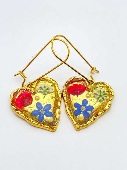 Goldherz-Ohrringe mit Mohn- und blauen Blumen
