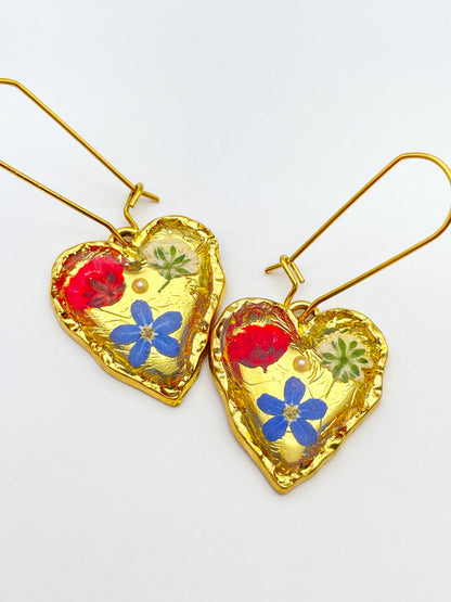 Goldherz-Ohrringe mit Mohn- und blauen Blumen