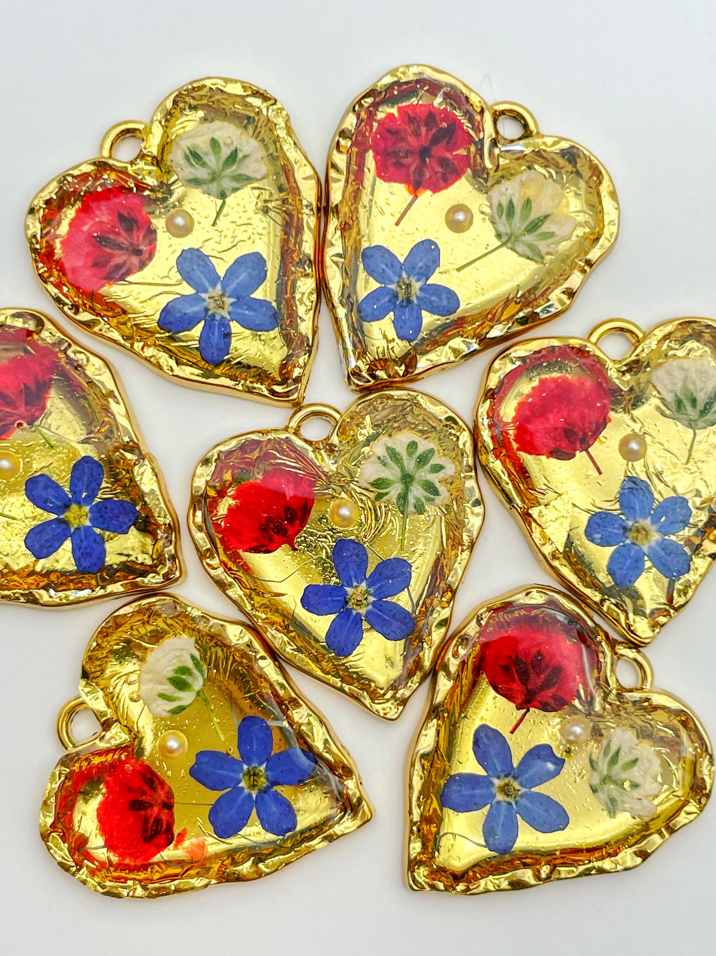 Goldherz-Ohrringe mit Mohn- und blauen Blumen