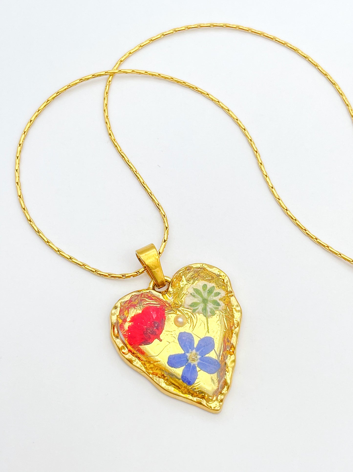 Goldherz-Ohrringe mit Mohn- und blauen Blumen
