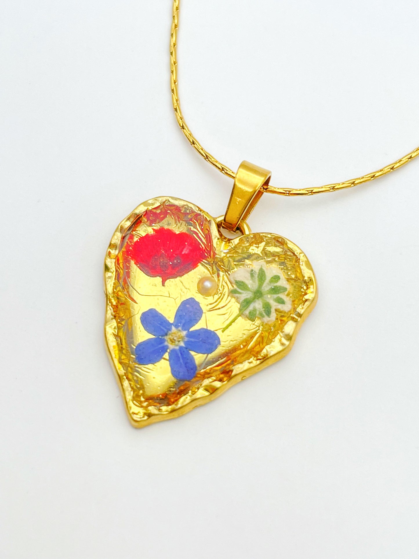 Goldherz-Halskette mit rotem Mohn und blauen Blumen