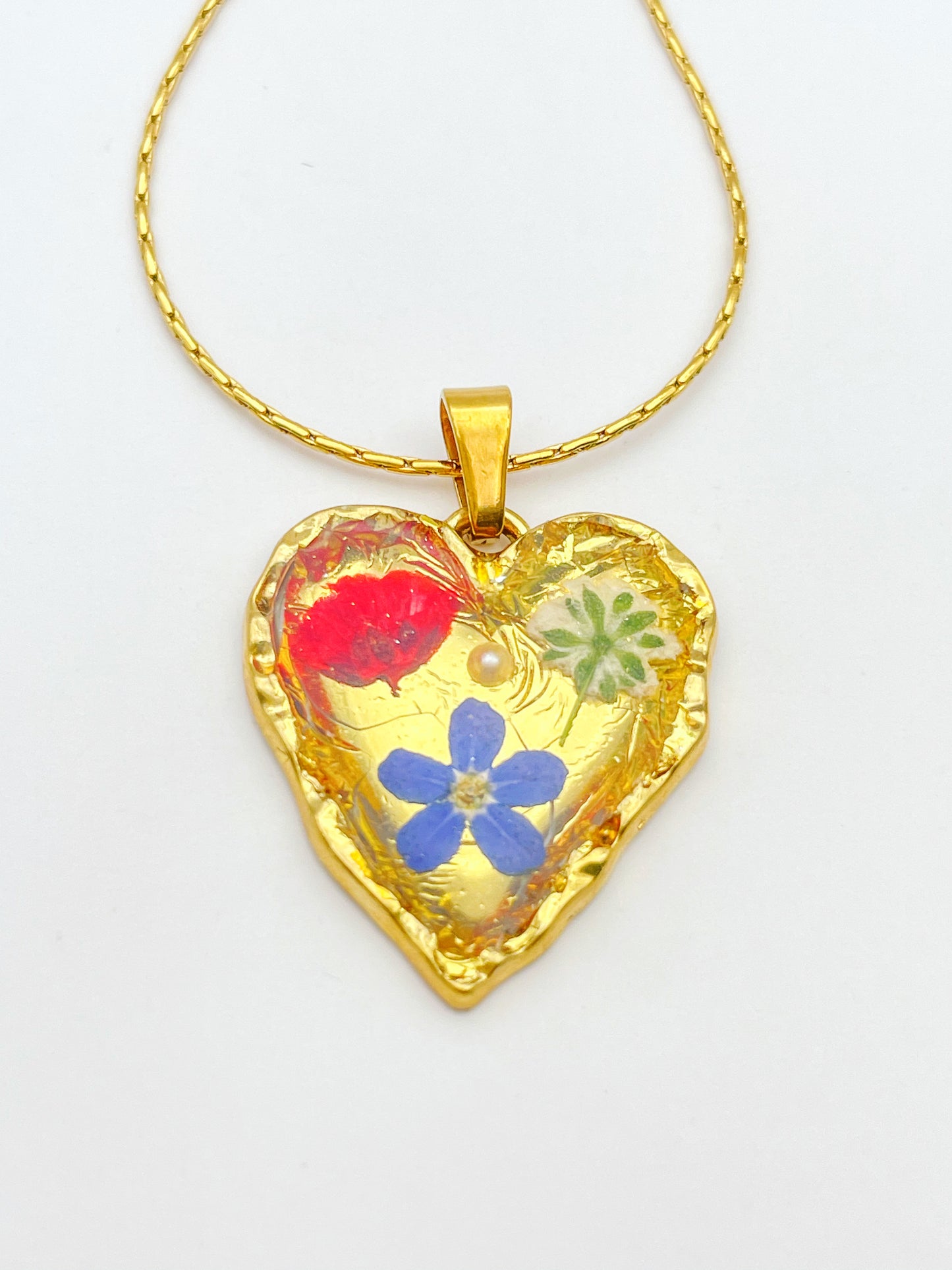 Goldherz-Halskette mit rotem Mohn und blauen Blumen