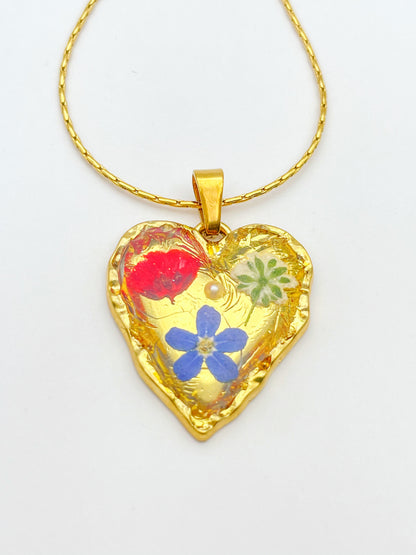 Goldherz-Halskette mit rotem Mohn und blauen Blumen