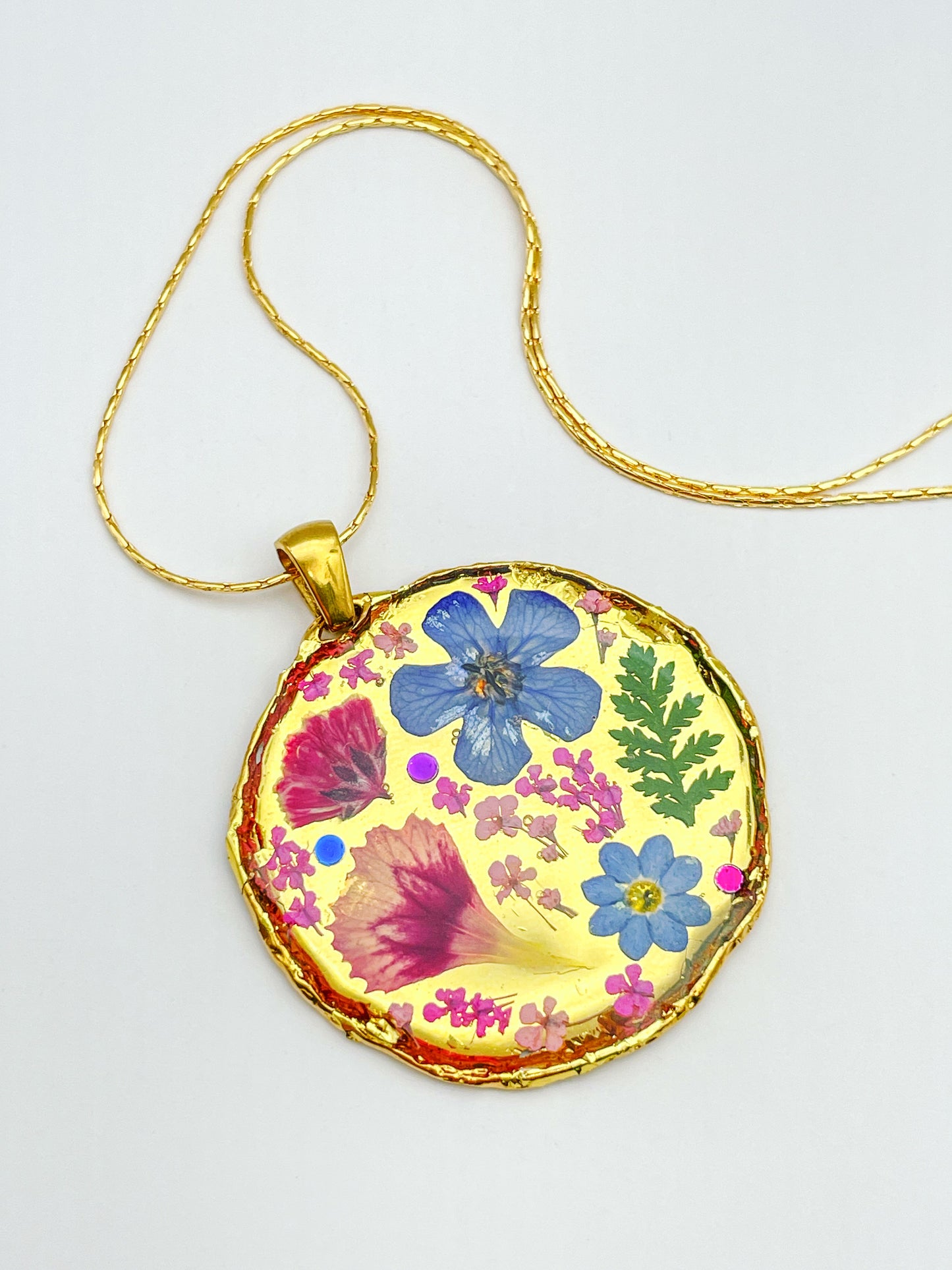 Collier plastron de taille moyenne avec de vraies fleurs et de la feuille d'or