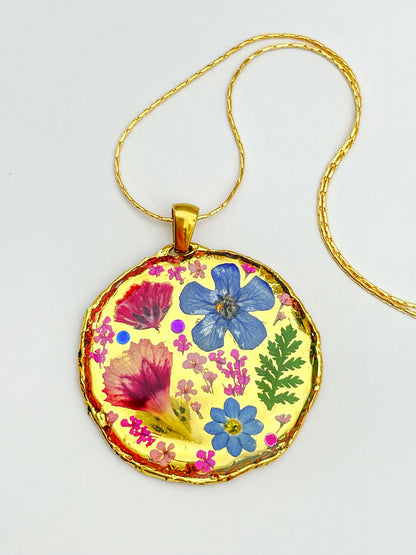 Collier plastron de taille moyenne avec de vraies fleurs et de la feuille d'or