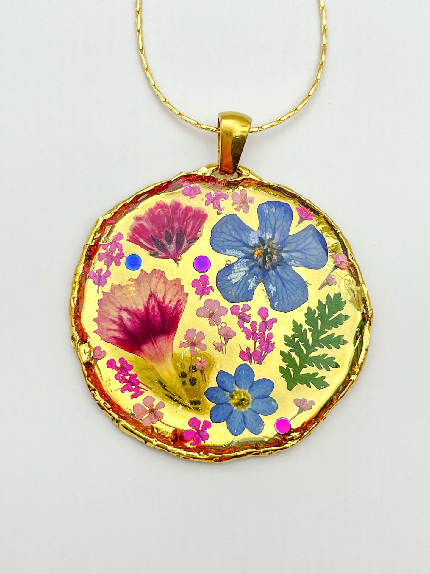 Collier plastron de taille moyenne avec de vraies fleurs et de la feuille d'or