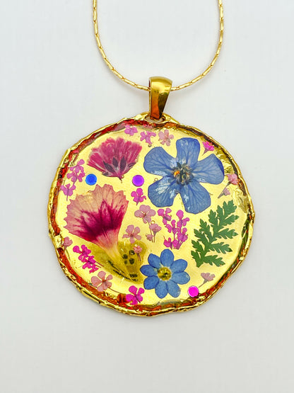 Collier plastron de taille moyenne avec de vraies fleurs et de la feuille d'or