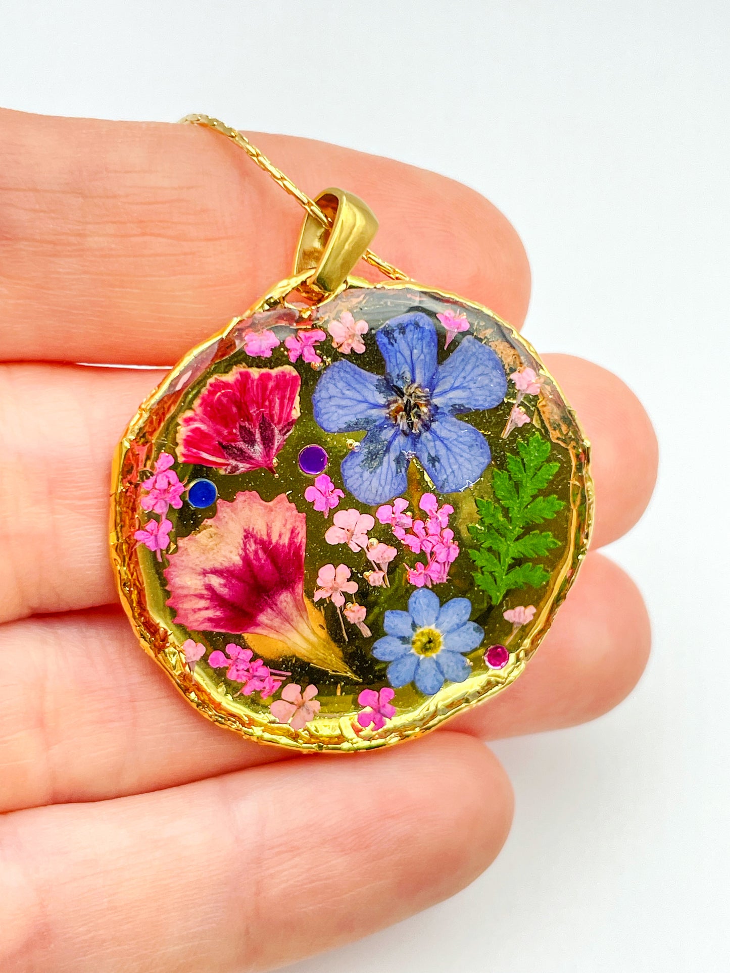 Collier plastron de taille moyenne avec de vraies fleurs et de la feuille d'or