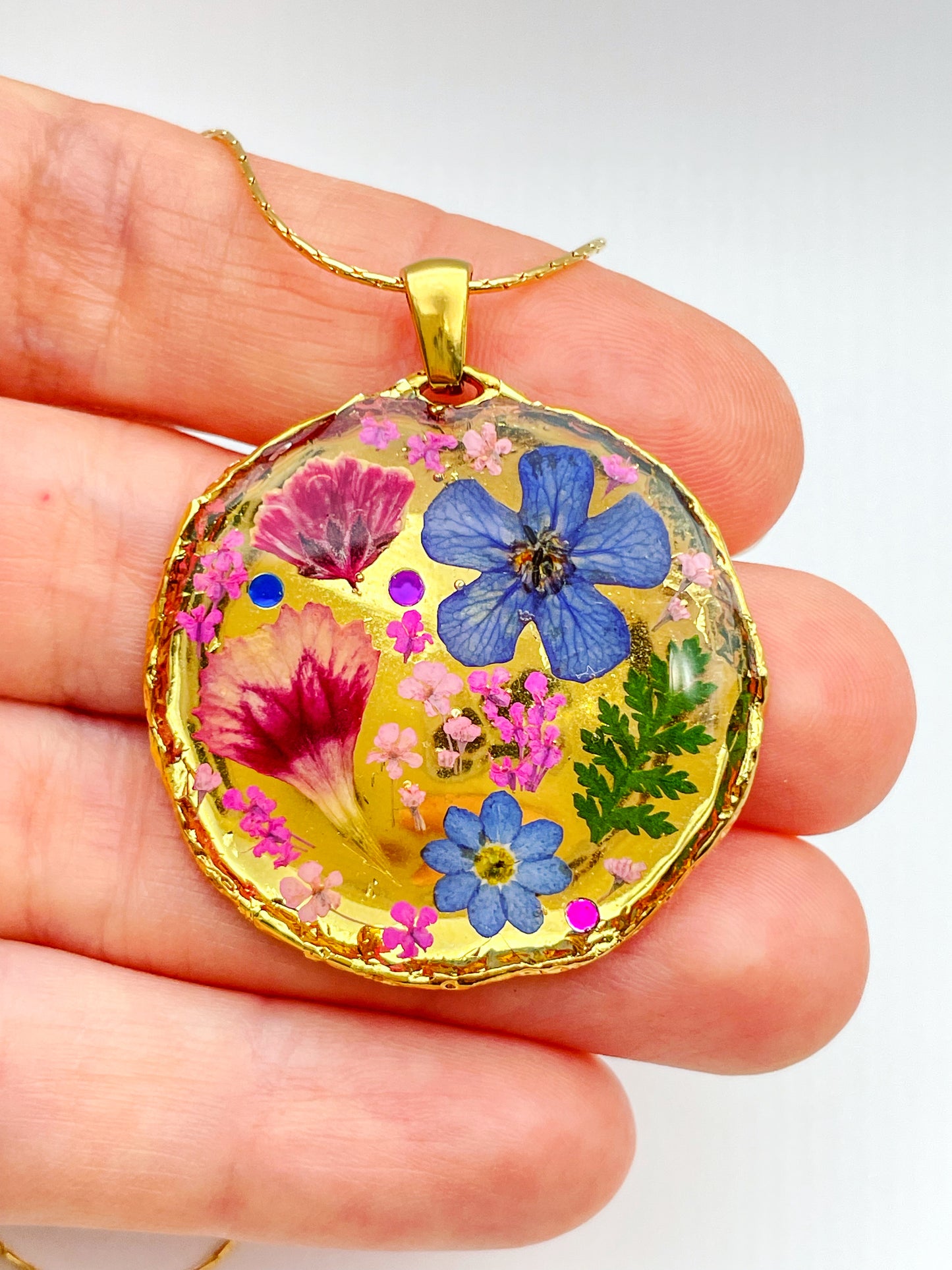 Collier plastron de taille moyenne avec de vraies fleurs et de la feuille d'or