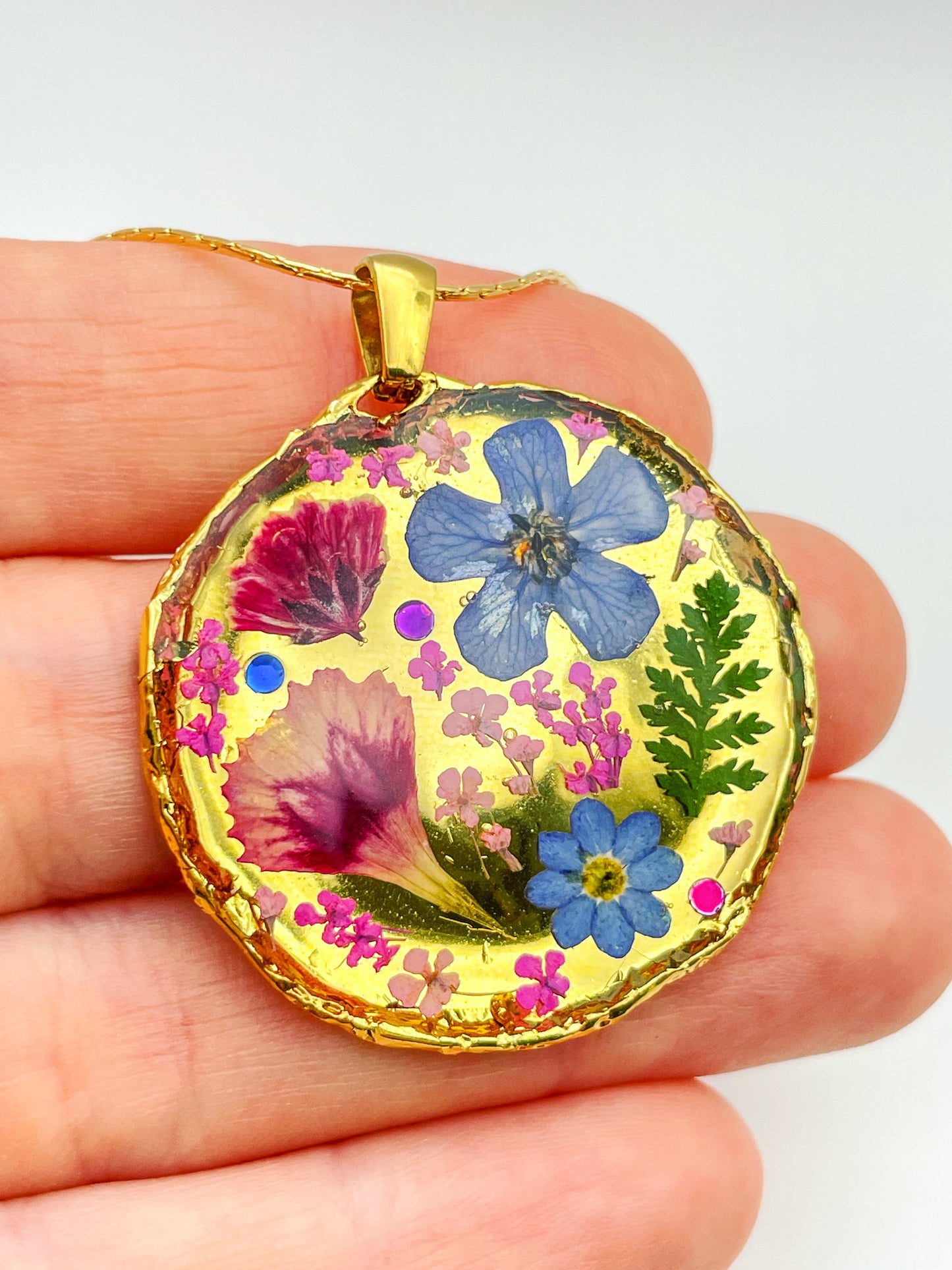 Collier plastron de taille moyenne avec de vraies fleurs et de la feuille d'or