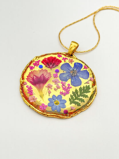 Collier plastron de taille moyenne avec de vraies fleurs et de la feuille d'or