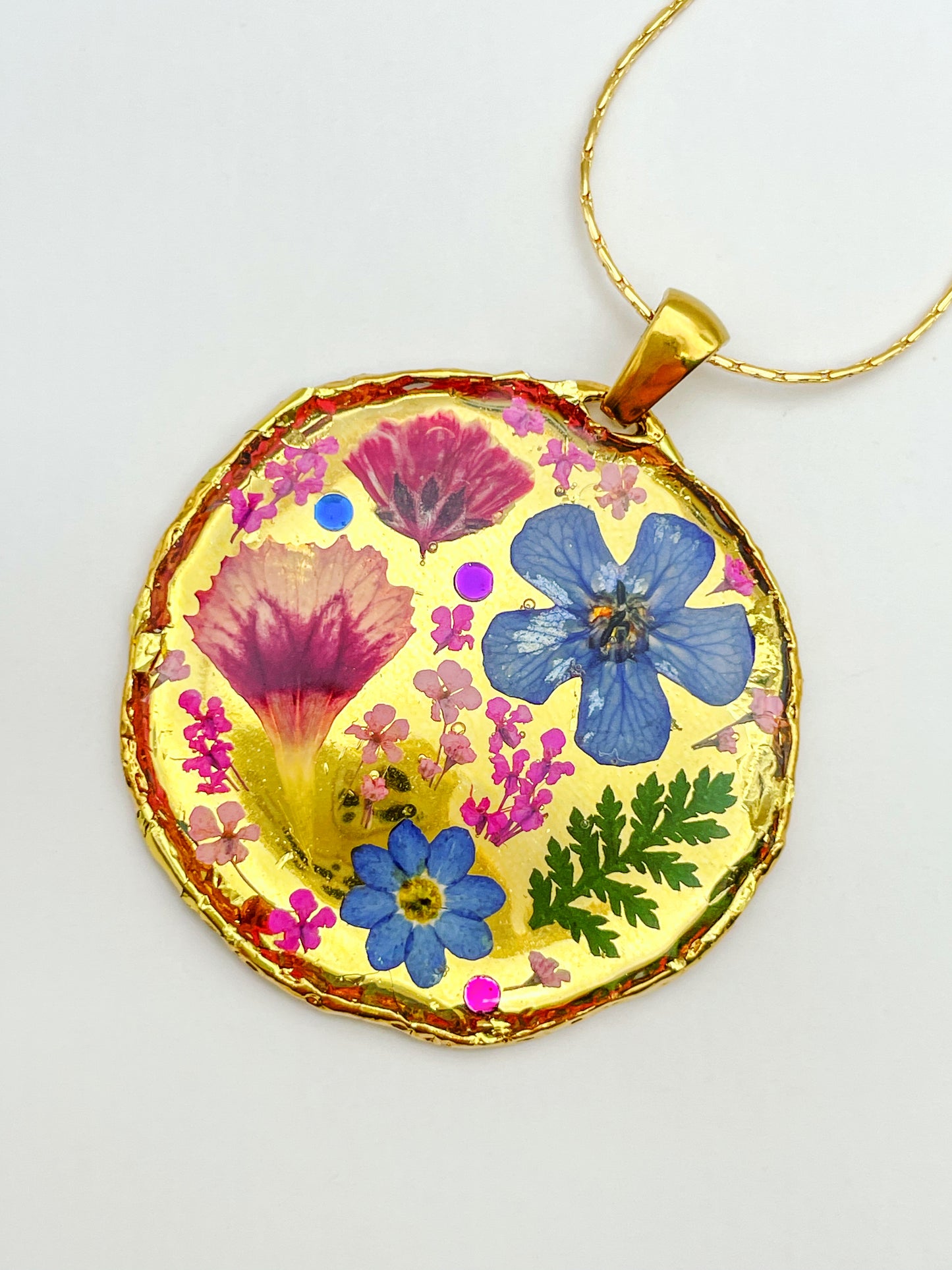 Collier plastron de taille moyenne avec de vraies fleurs et de la feuille d'or