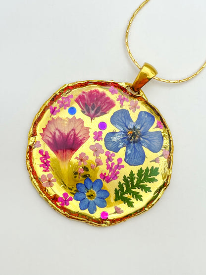 Collier plastron de taille moyenne avec de vraies fleurs et de la feuille d'or