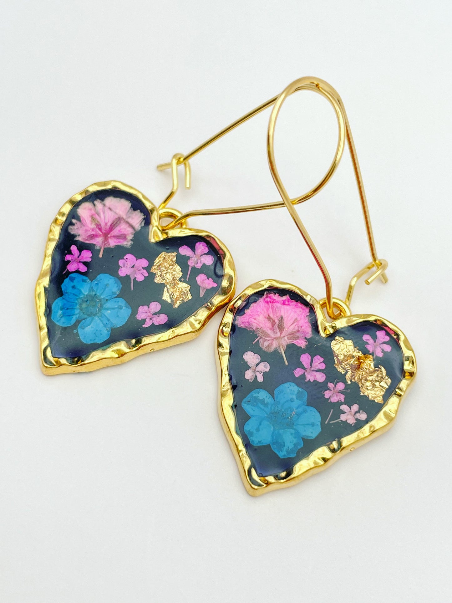 Gothic-Herzohrringe mit Blumen in schwarzem Lack