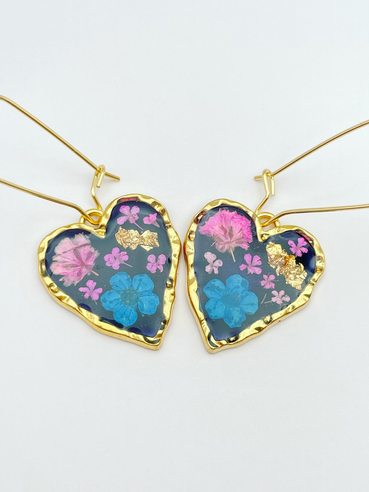 Gothic-Herzohrringe mit Blumen in schwarzem Lack