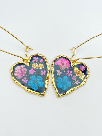 Gothic-Herzohrringe mit Blumen in schwarzem Lack