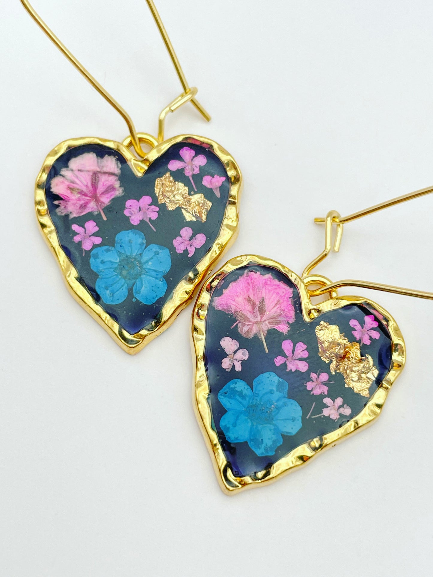 Gothic-Herzohrringe mit Blumen in schwarzem Lack