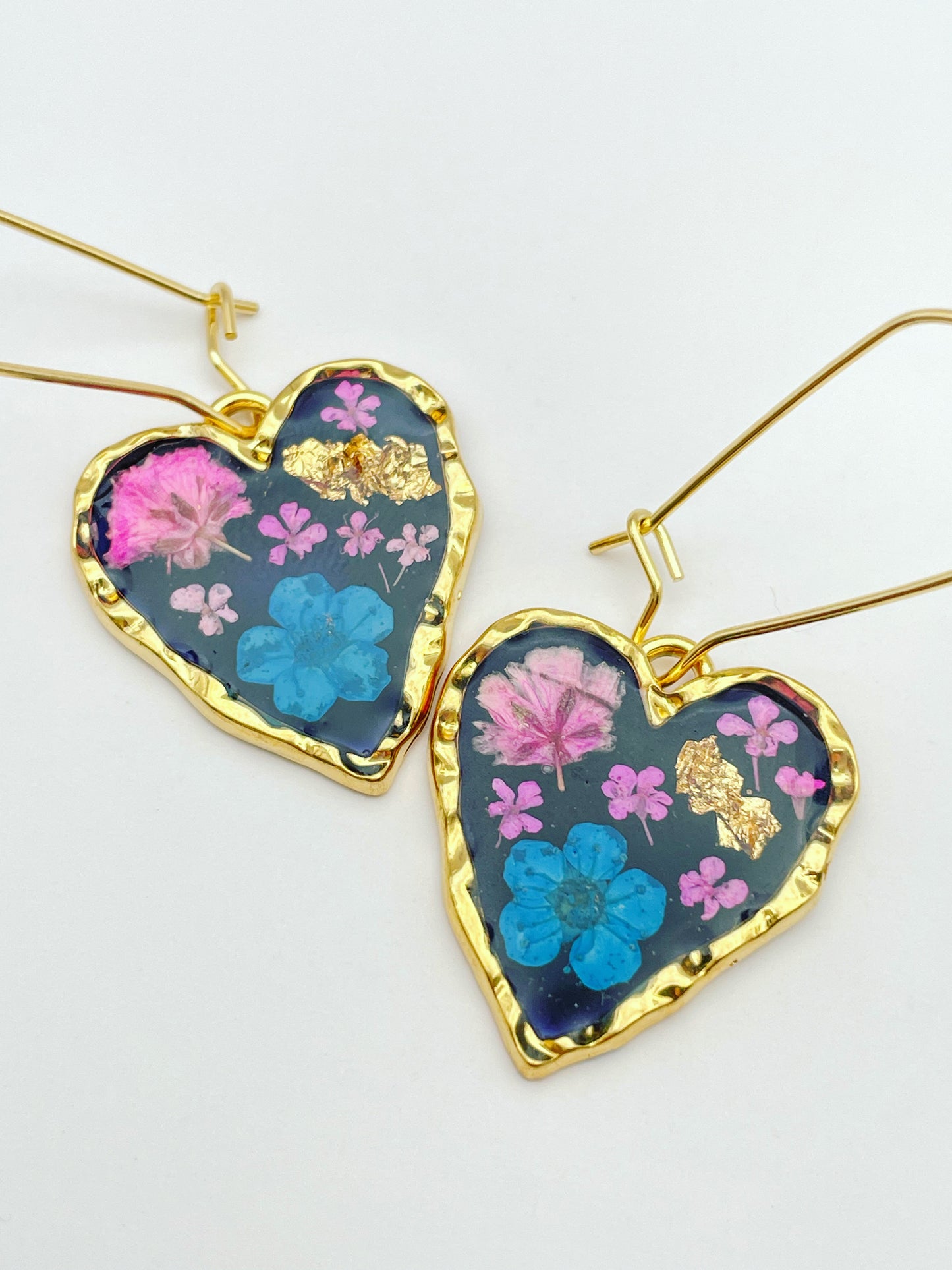 Gothic-Herzohrringe mit Blumen in schwarzem Lack