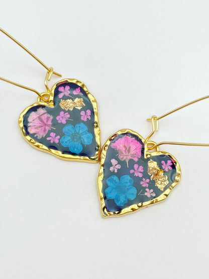 Gothic-Herzohrringe mit Blumen in schwarzem Lack