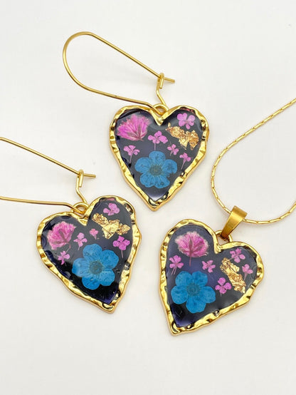 Gothic heart necklace with real flowers in black lacquer