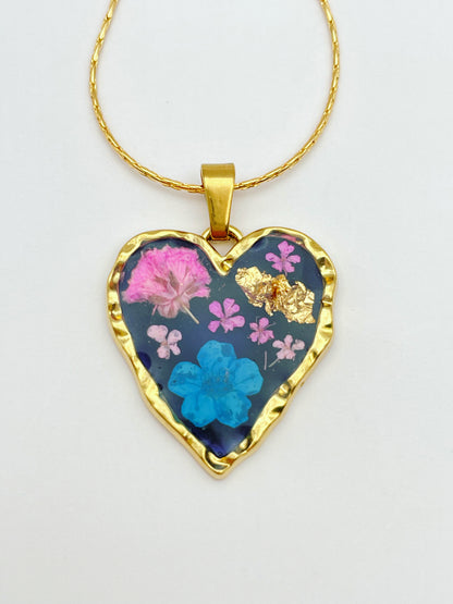 Gothic-Herzohrringe mit Blumen in schwarzem Lack