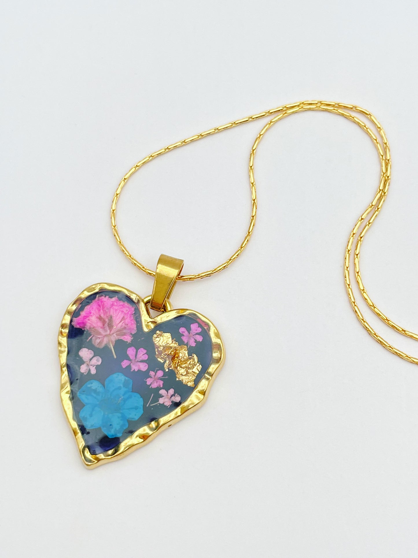 Gothic heart necklace with real flowers in black lacquer