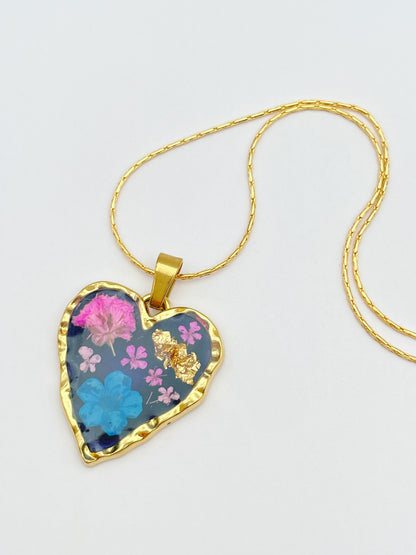 Gothic heart necklace with real flowers in black lacquer