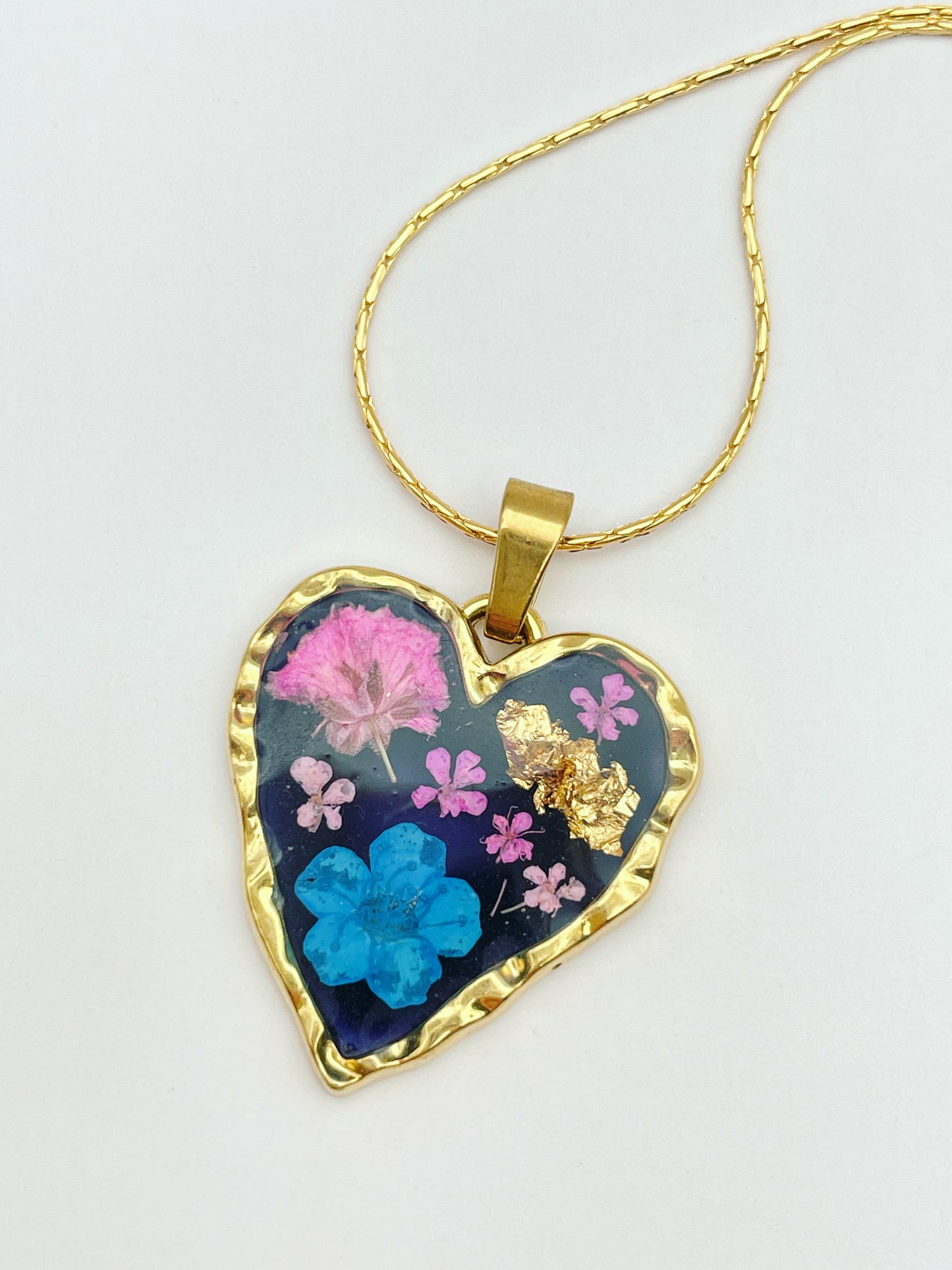Gothic heart necklace with real flowers in black lacquer