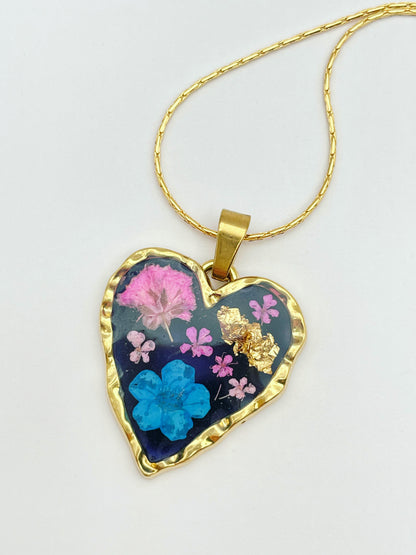 Gothic heart necklace with real flowers in black lacquer