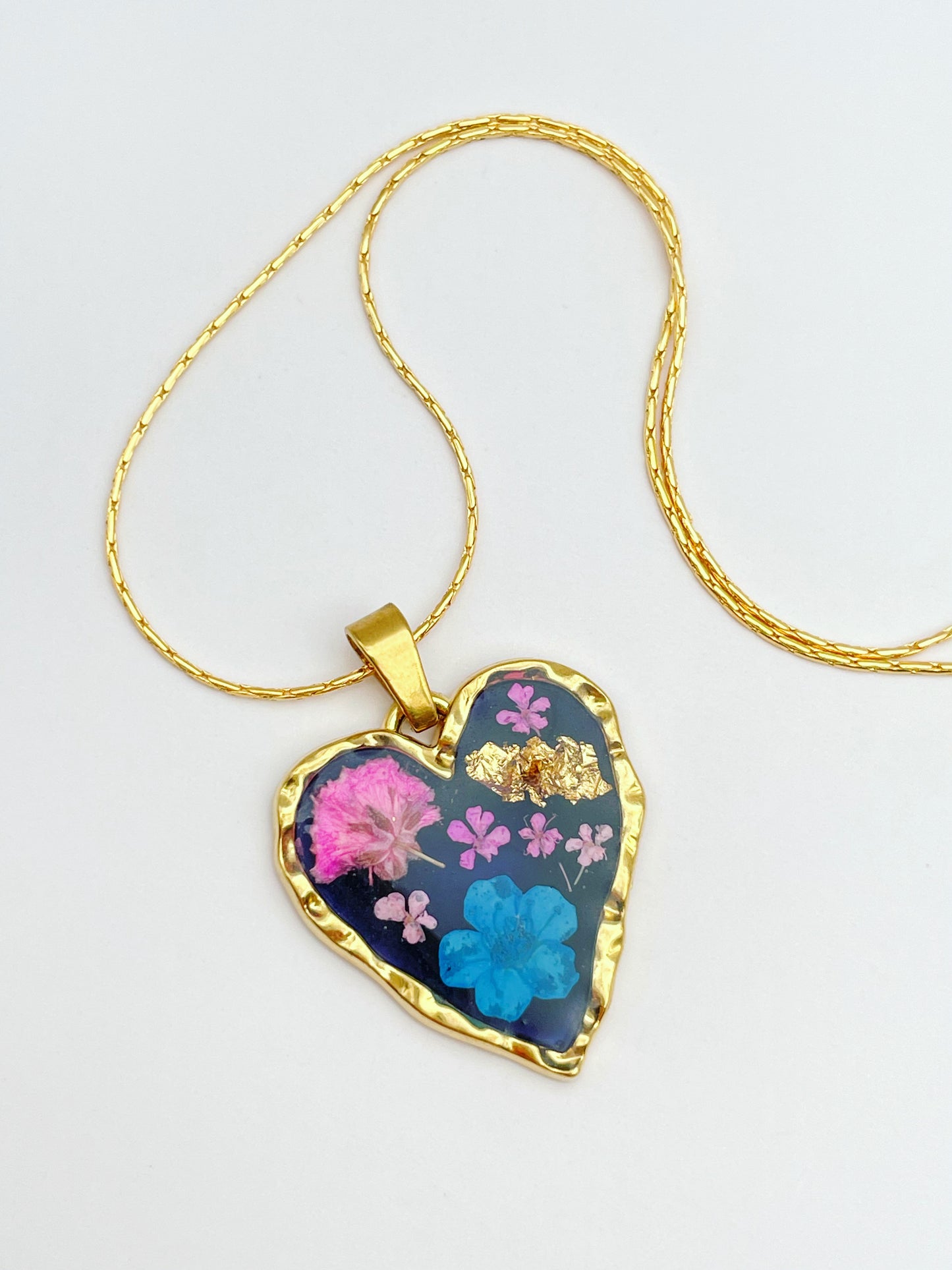 Gothic heart necklace with real flowers in black lacquer