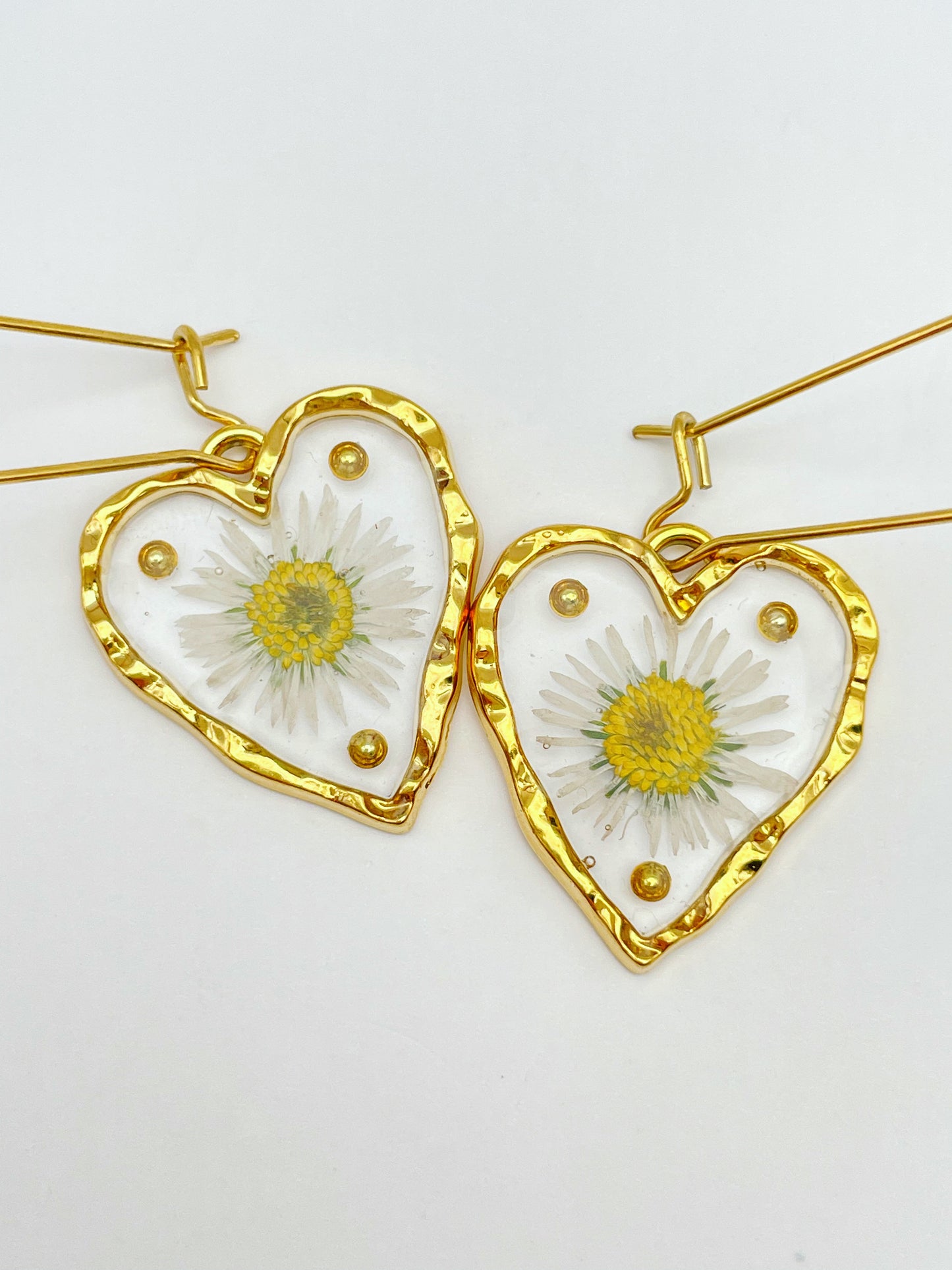 Heart dangle earrings with daisy flowers and gold beads