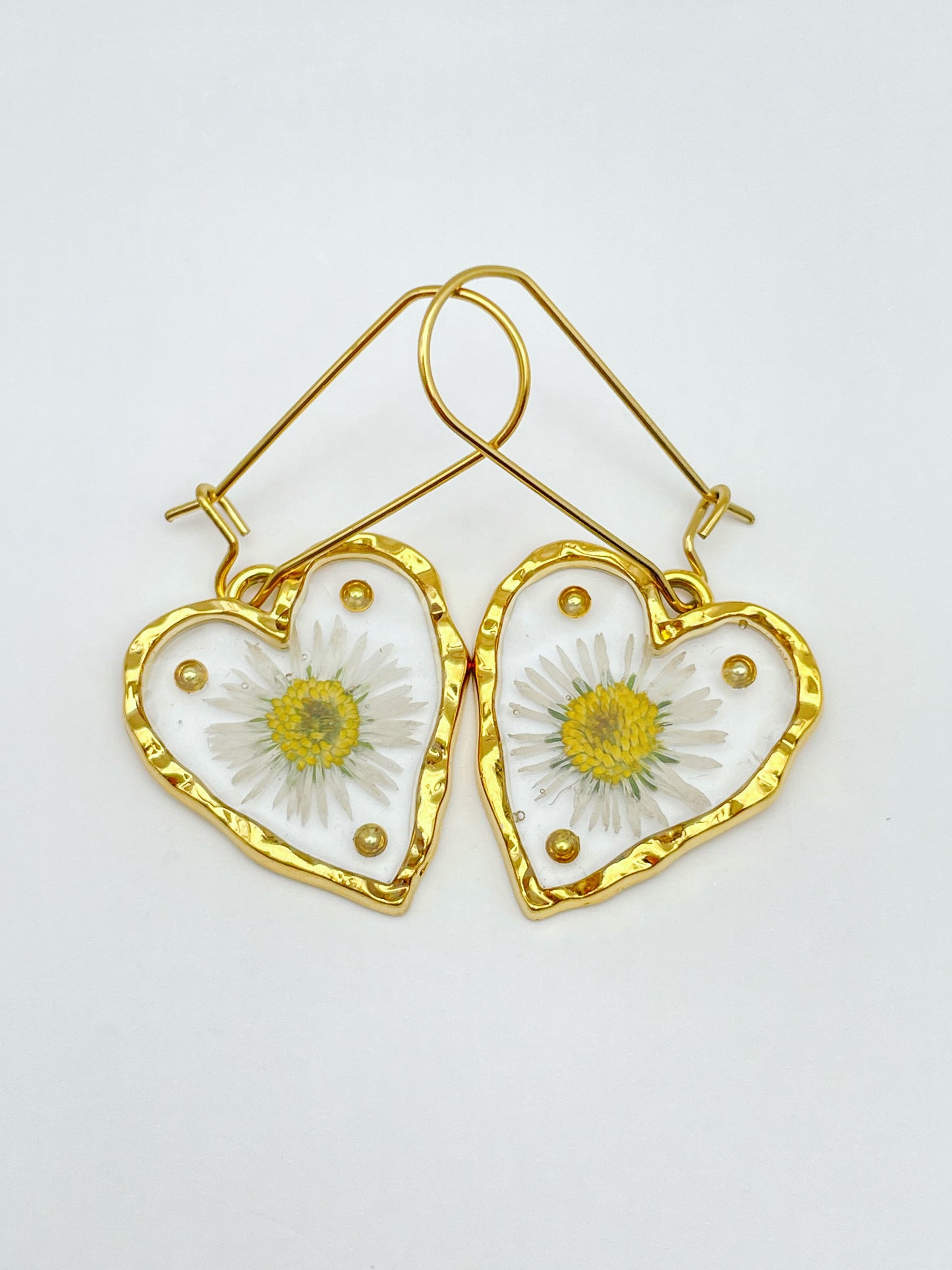 Heart dangle earrings with daisy flowers and gold beads