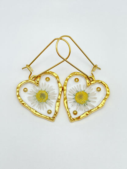 Heart dangle earrings with daisy flowers and gold beads