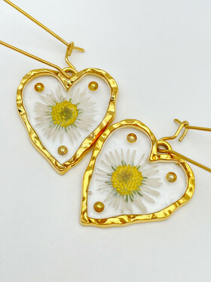 Heart dangle earrings with daisy flowers and gold beads