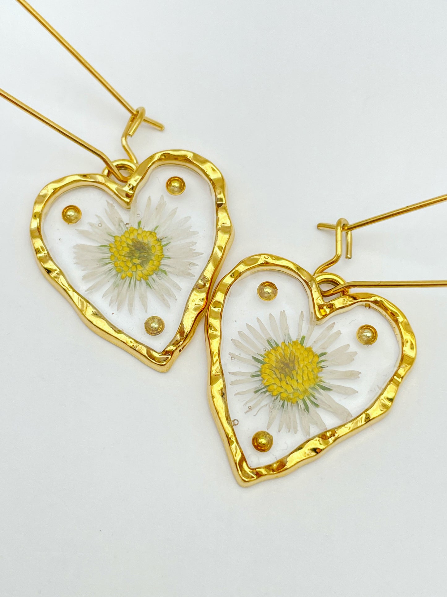 Heart dangle earrings with daisy flowers and gold beads