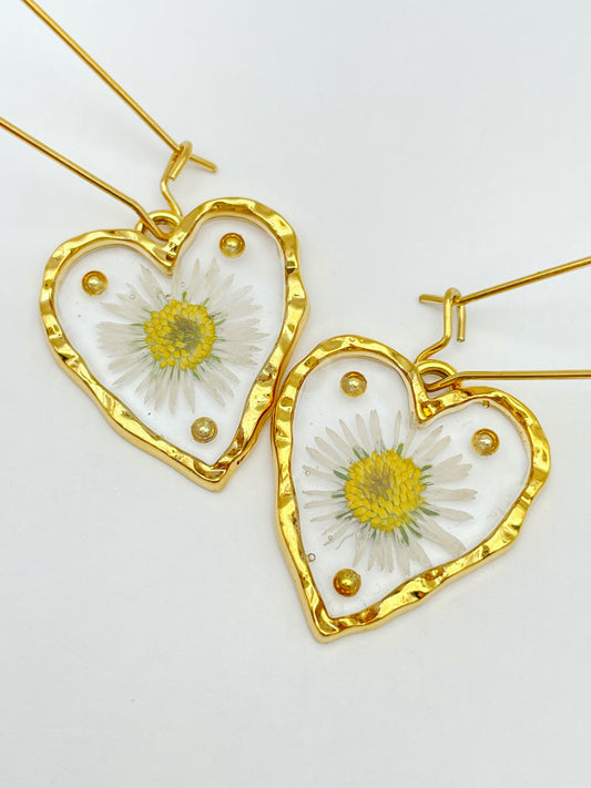 Heart dangle earrings with daisy flowers and gold beads