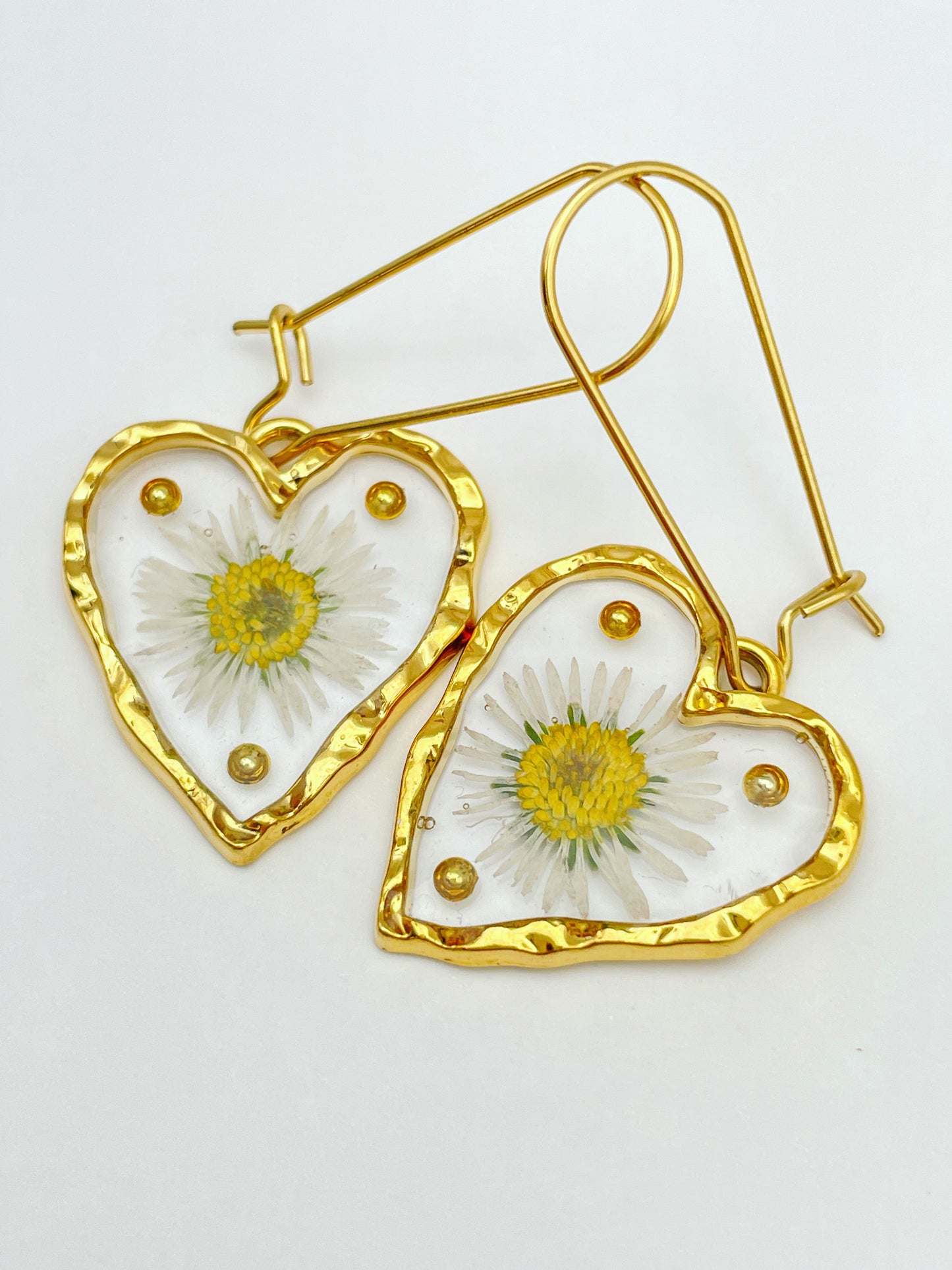Heart dangle earrings with daisy flowers and gold beads