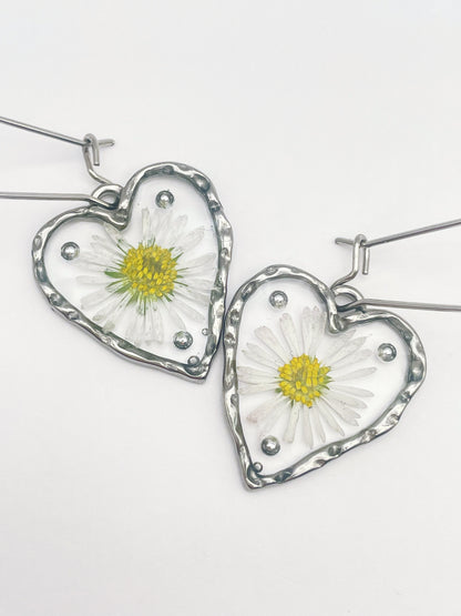 Heart dangle earrings with daisy flowers and silver beads