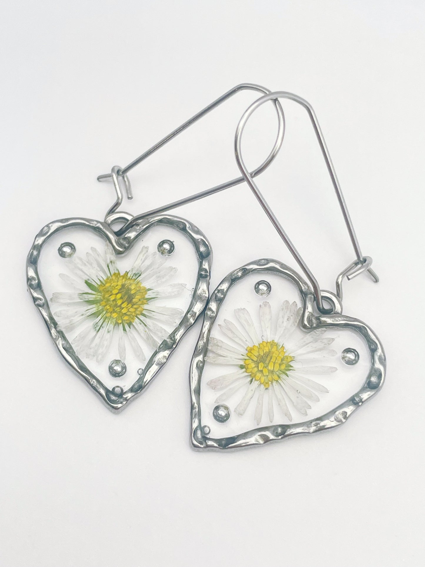 Heart dangle earrings with daisy flowers and silver beads