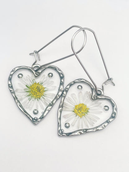 Heart dangle earrings with daisy flowers and silver beads
