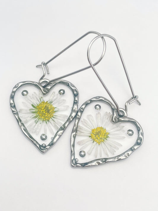 Heart dangle earrings with daisy flowers and silver beads